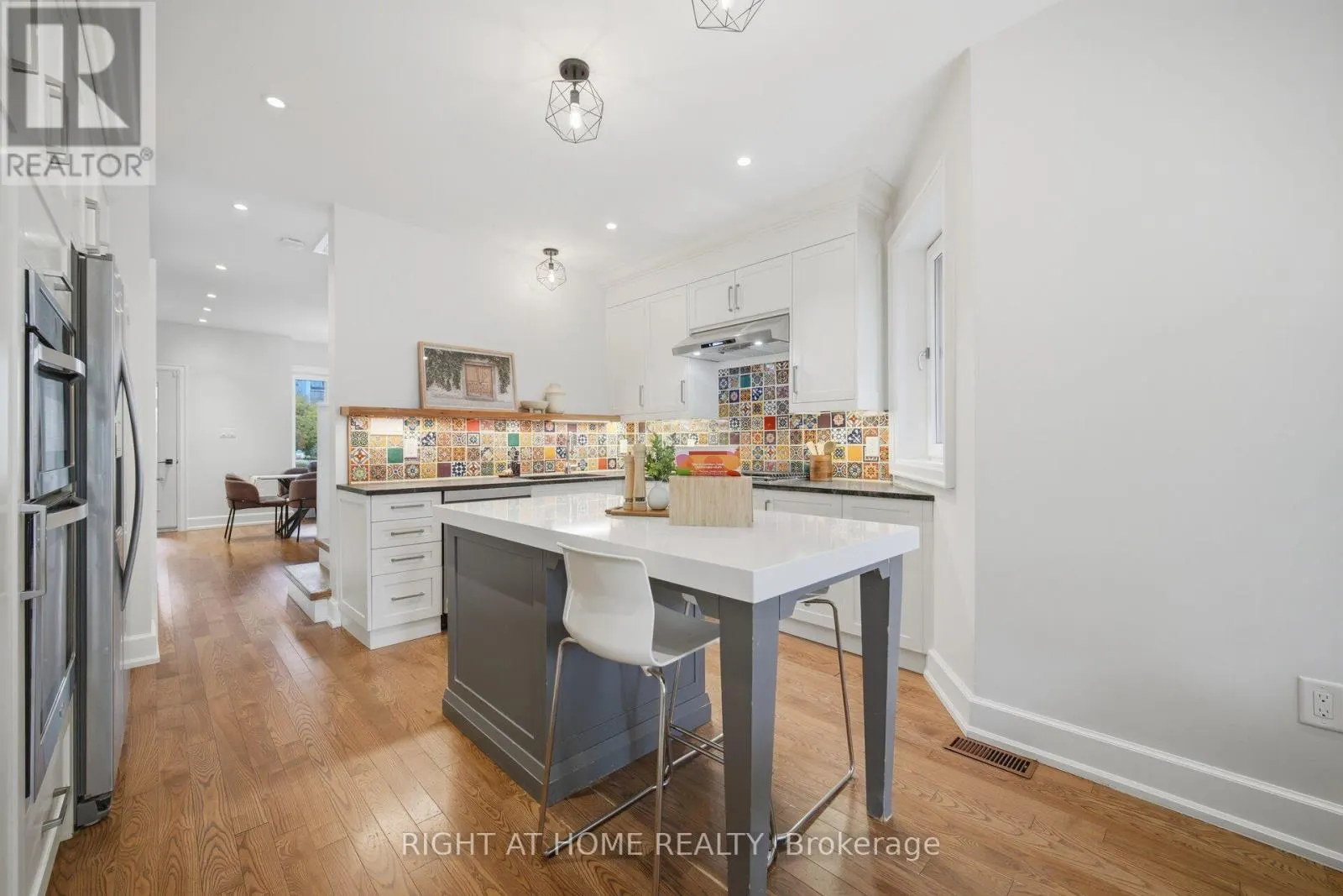 32 EASTMOUNT AVENUE