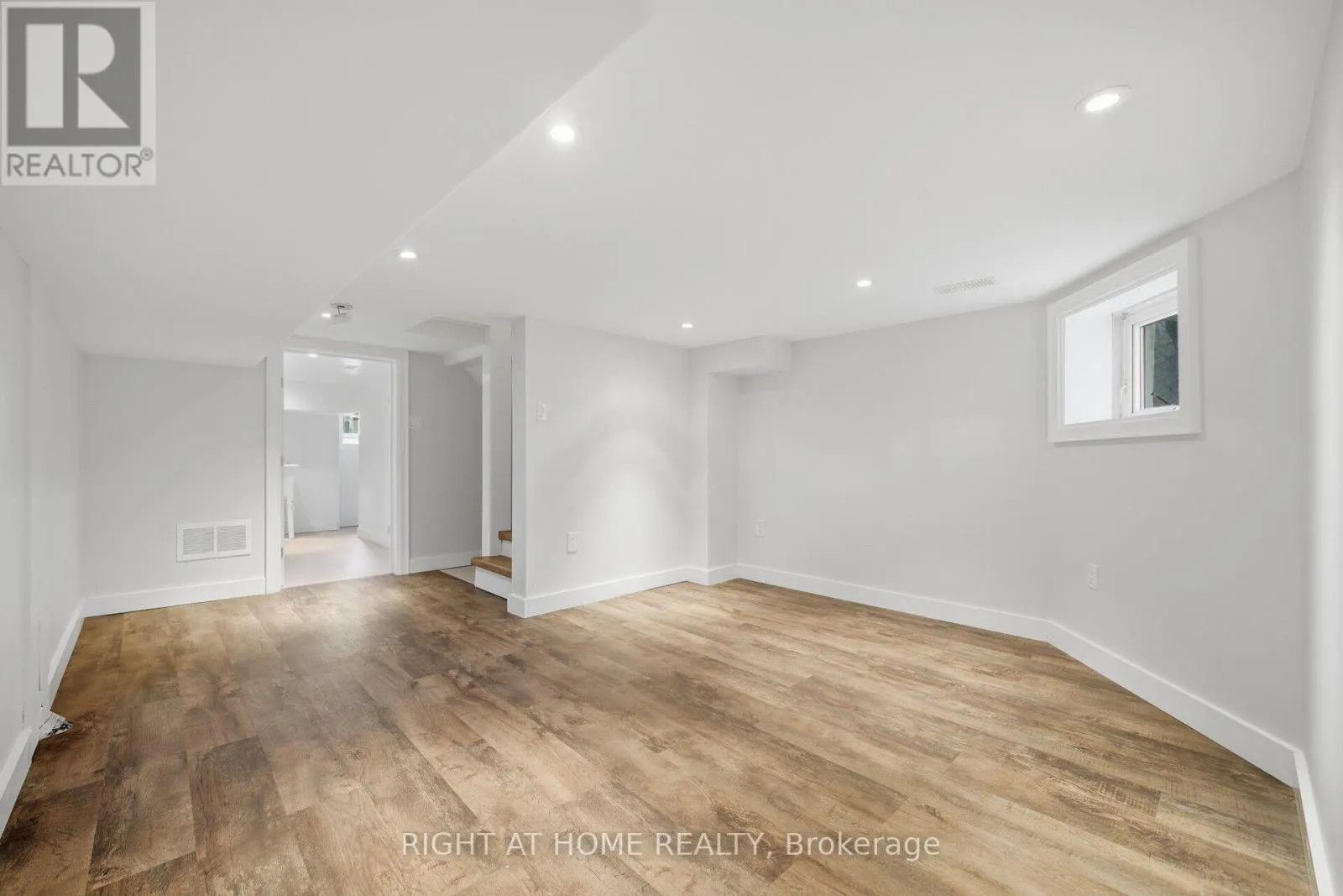 32 EASTMOUNT AVENUE