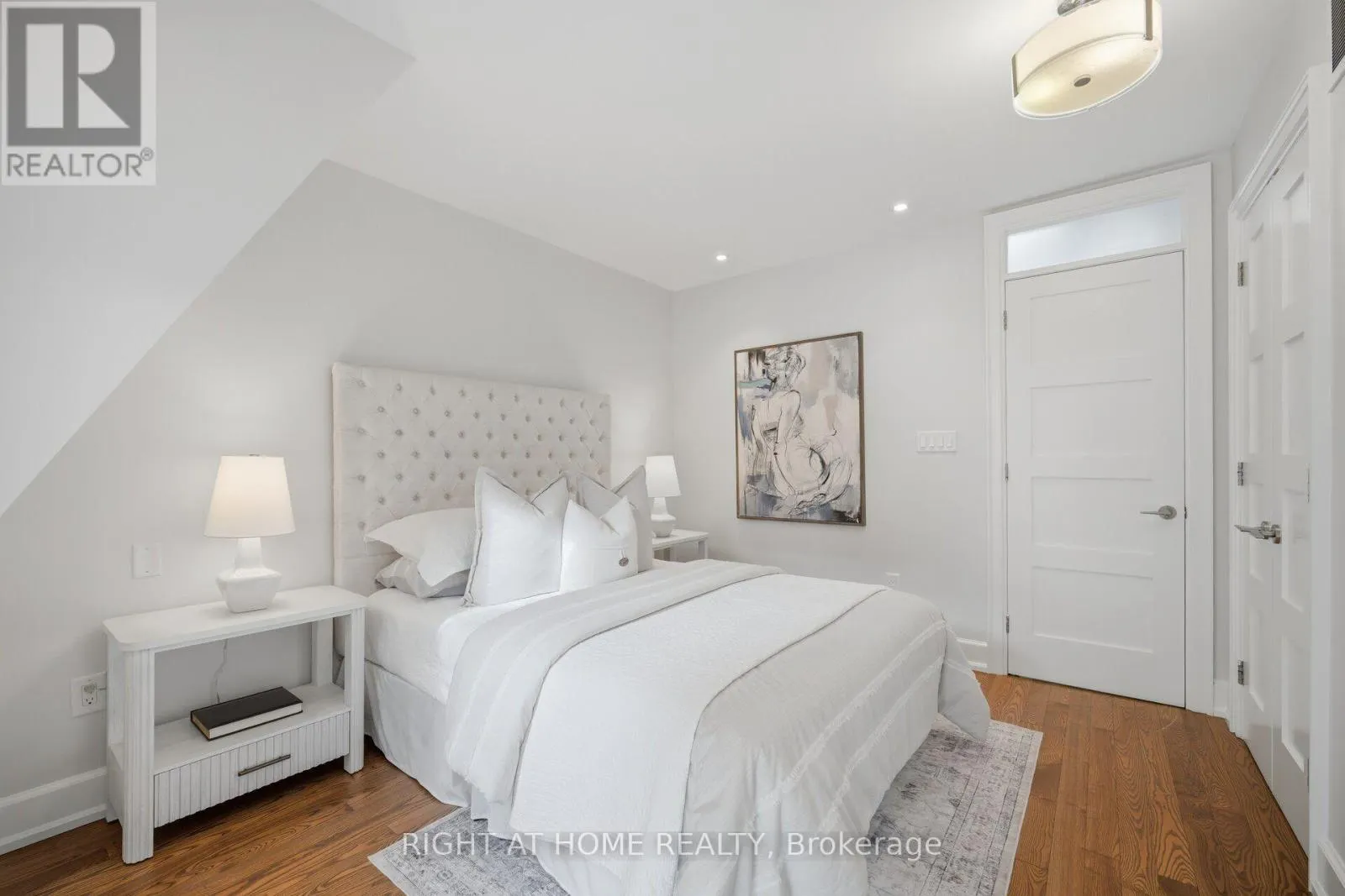 32 EASTMOUNT AVENUE