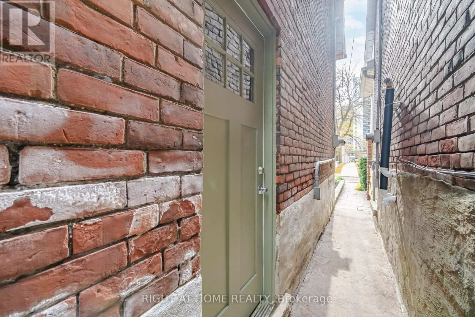 32 EASTMOUNT AVENUE