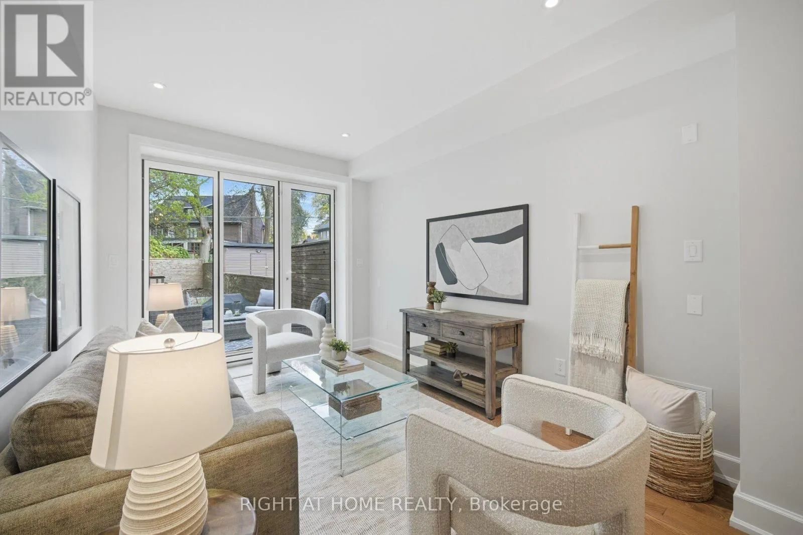 32 EASTMOUNT AVENUE