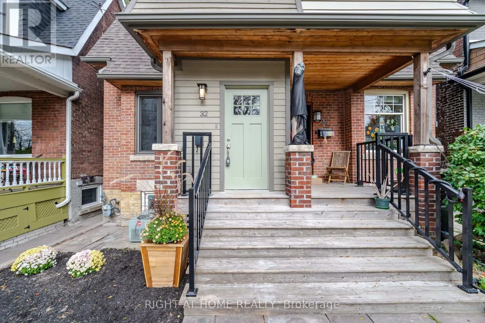 32 EASTMOUNT AVENUE