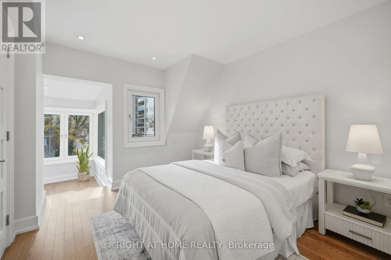 32 EASTMOUNT AVENUE