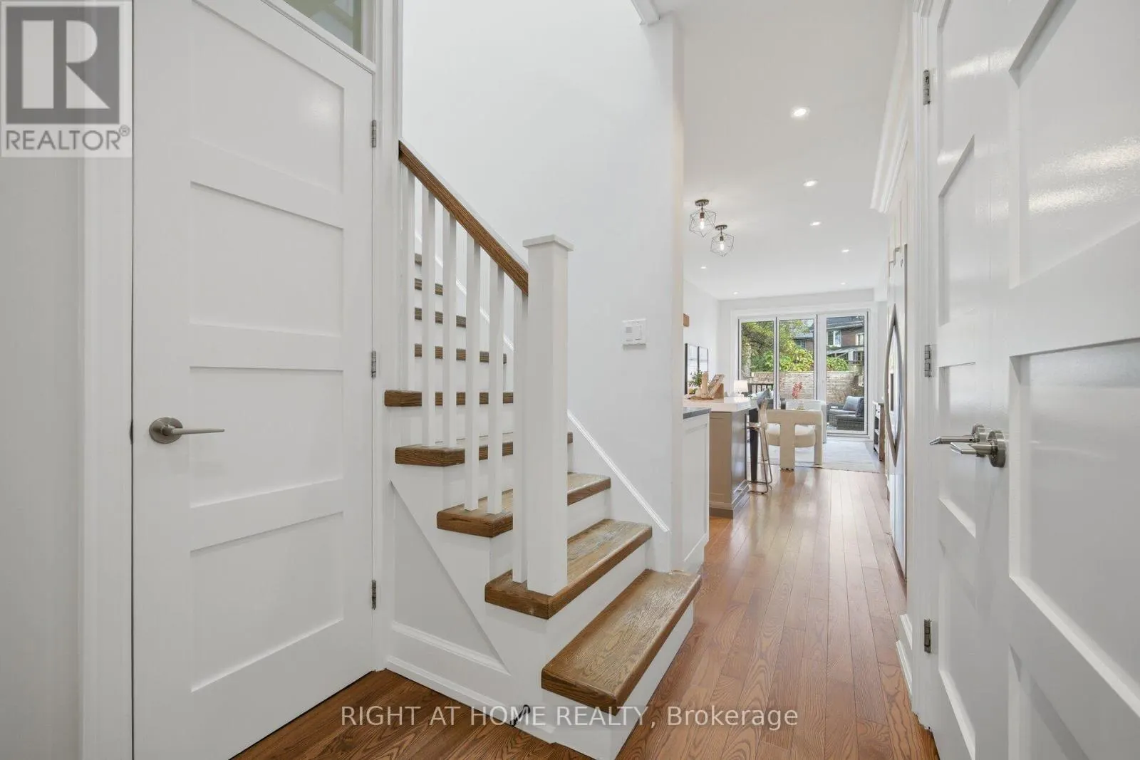 32 EASTMOUNT AVENUE