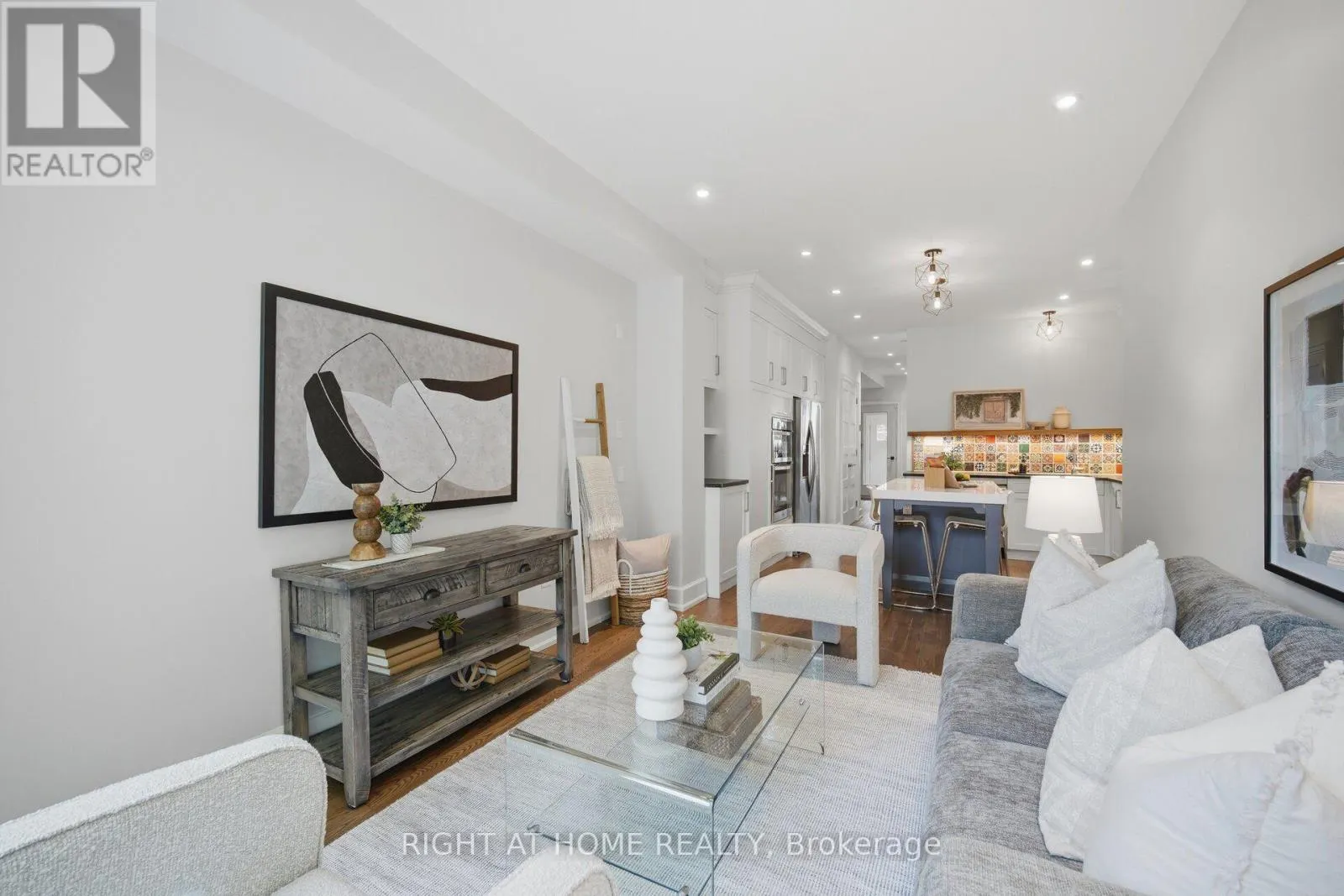 32 EASTMOUNT AVENUE