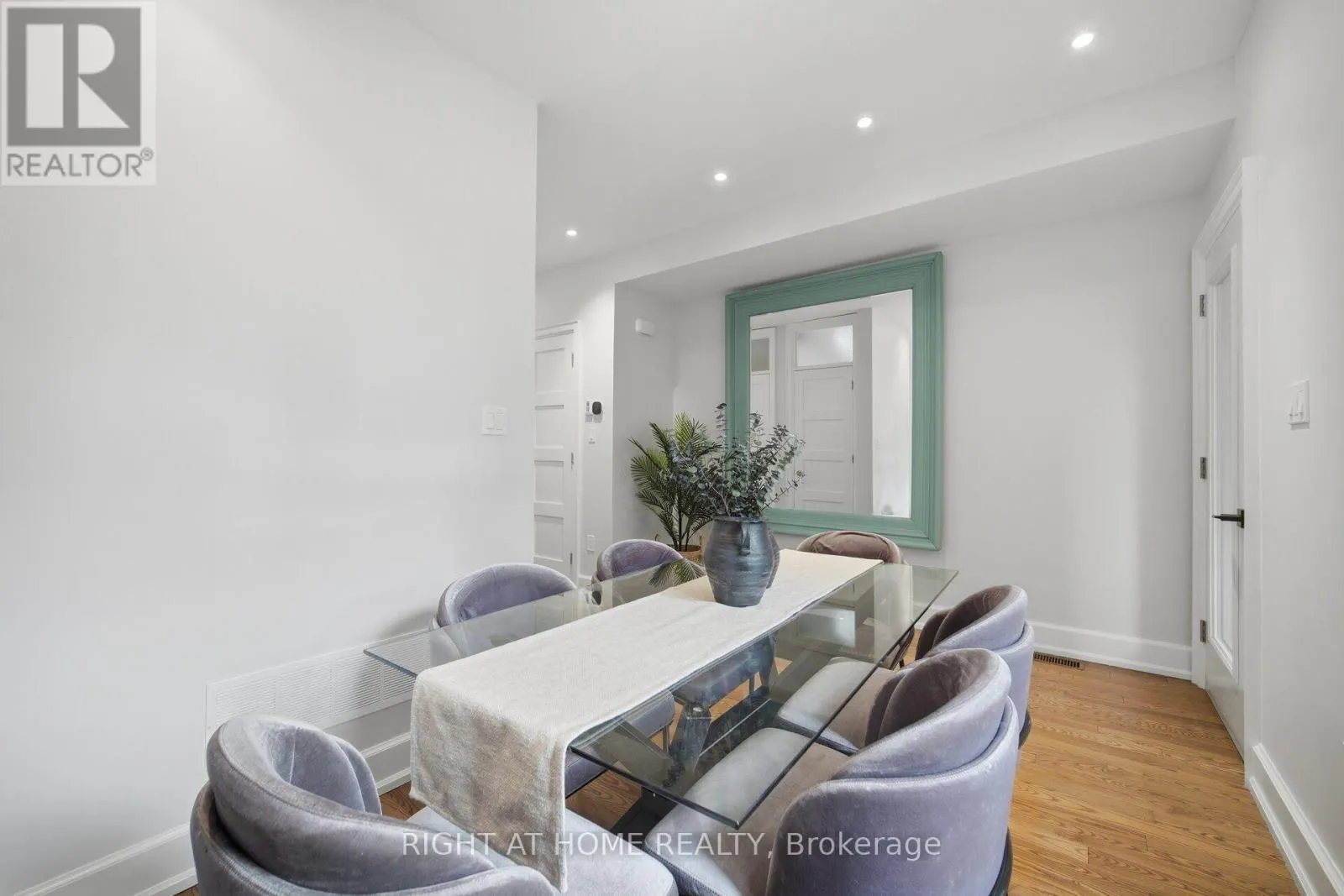 32 EASTMOUNT AVENUE
