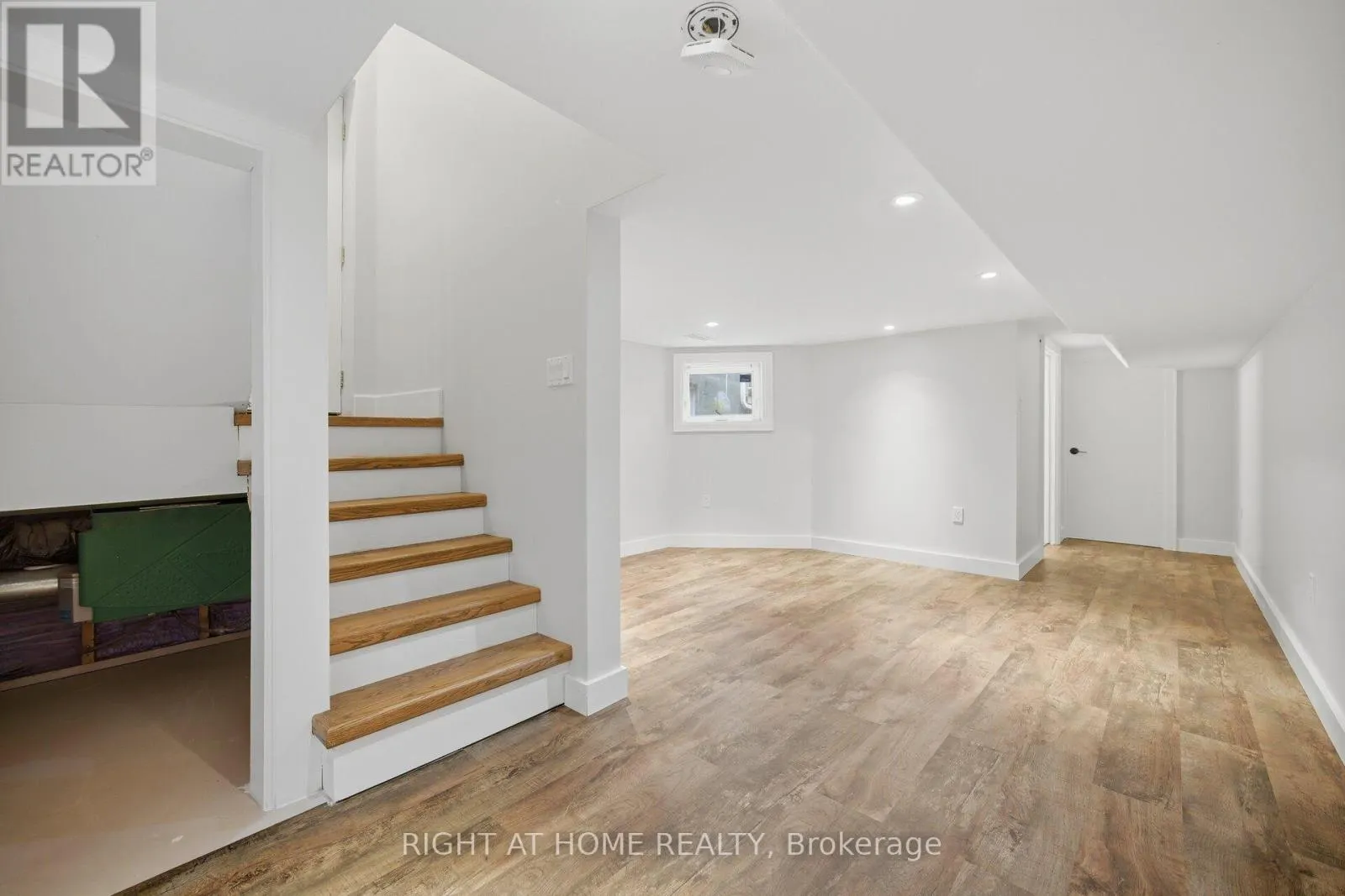 32 EASTMOUNT AVENUE