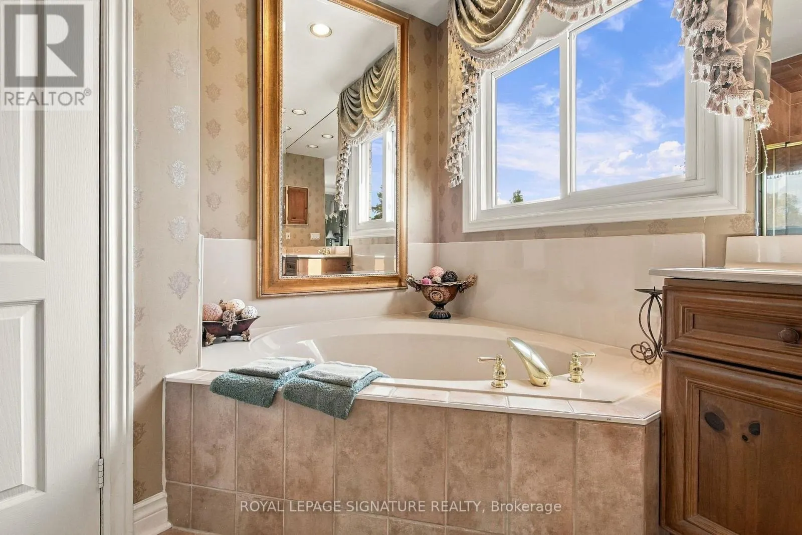 1604 VALLEY RIDGE CRESCENT