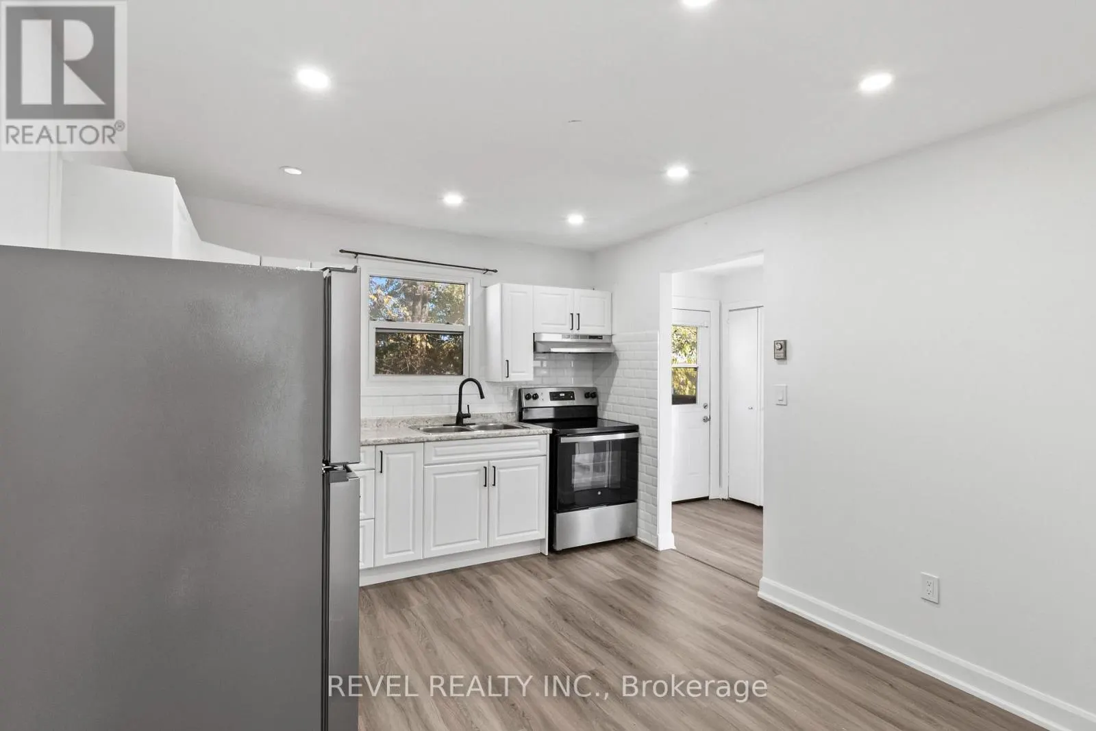 UNIT 2 - 1100 SIMCOE STREET S