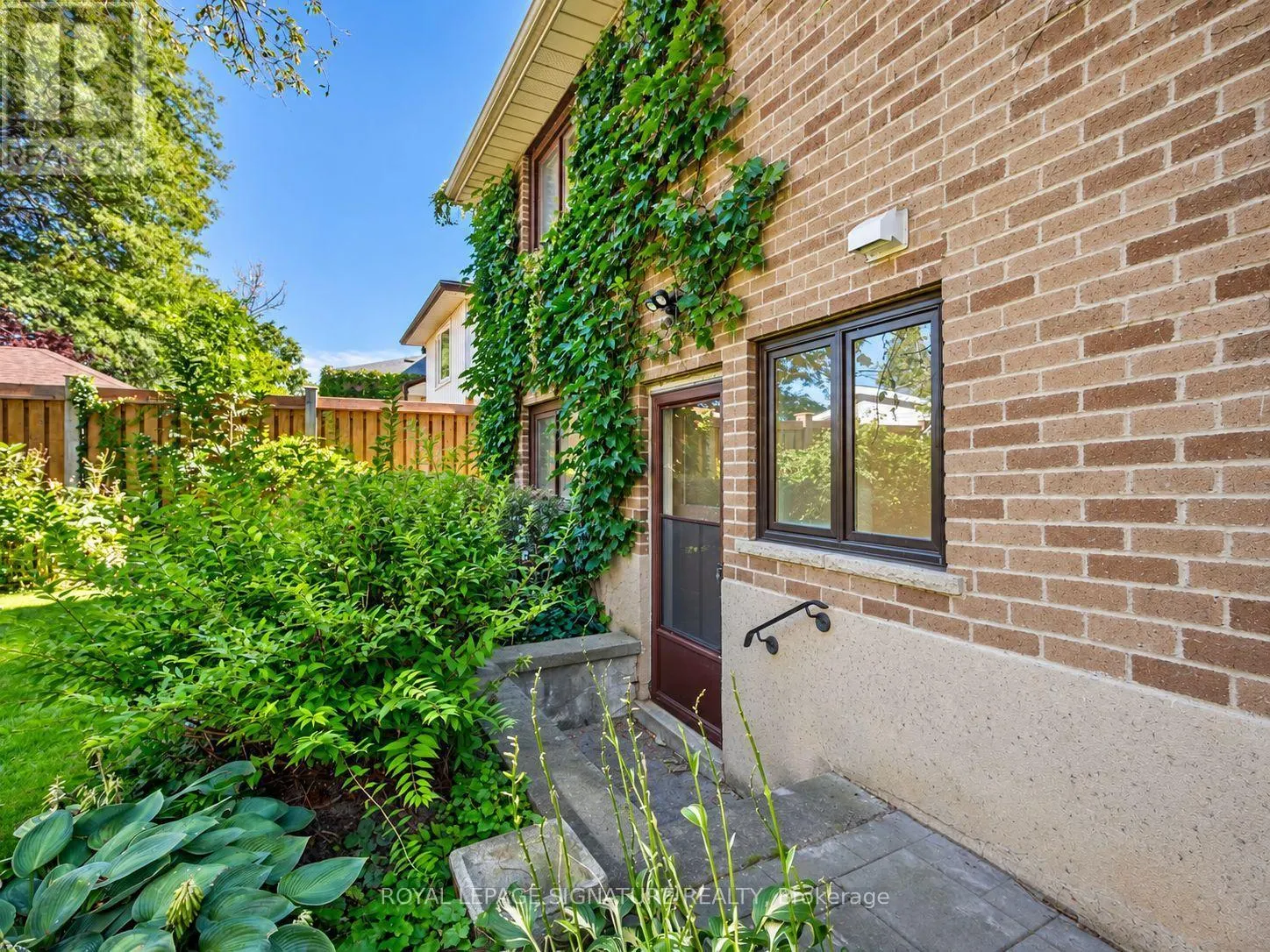 46 MANORGLEN CRESCENT