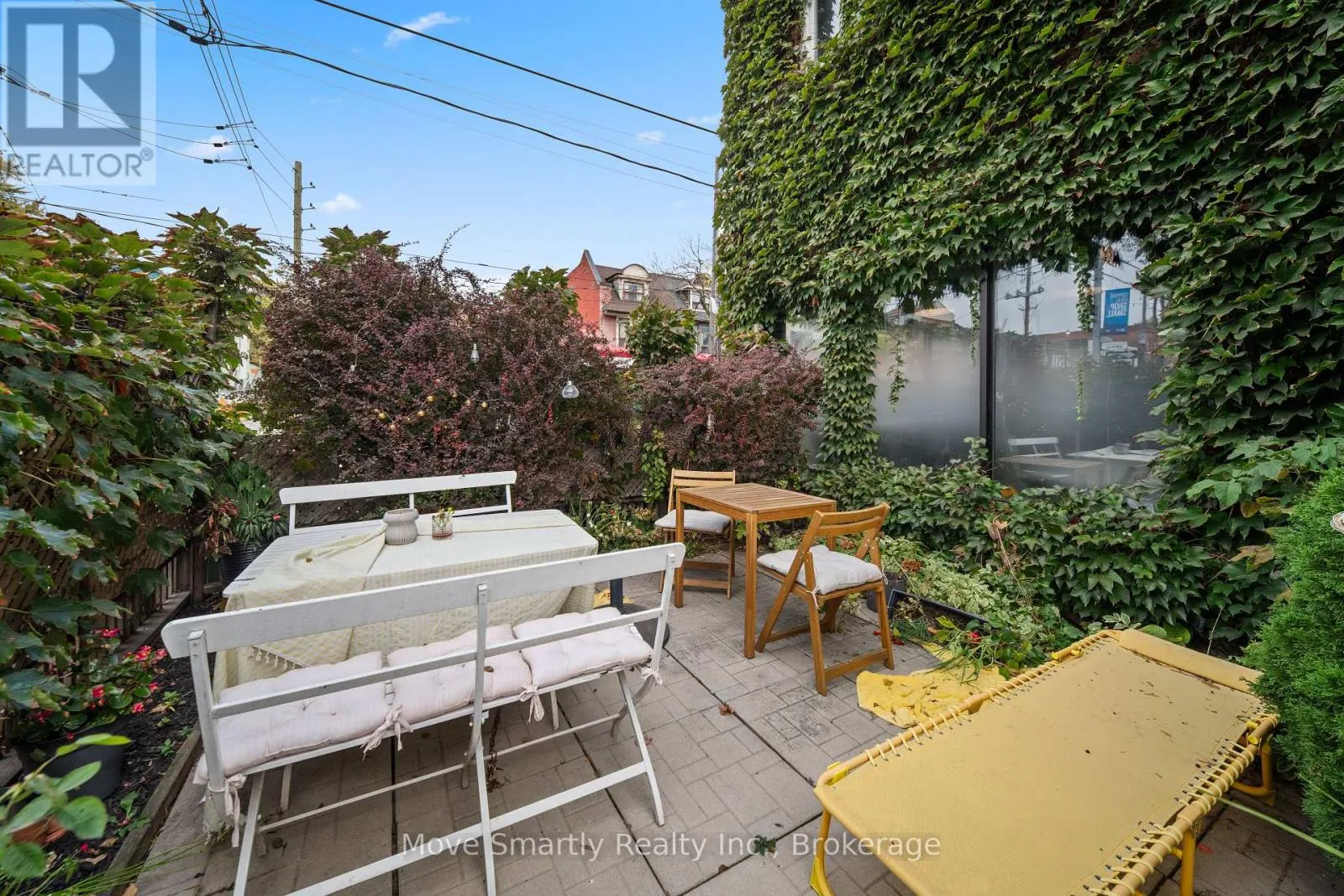 969 QUEEN STREET E