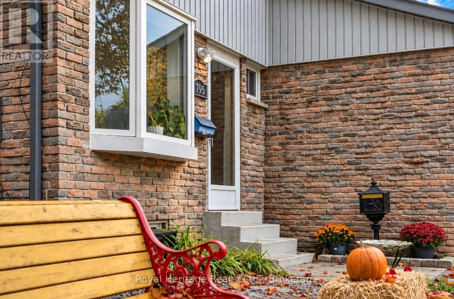 1795 BRONTE SQUARE