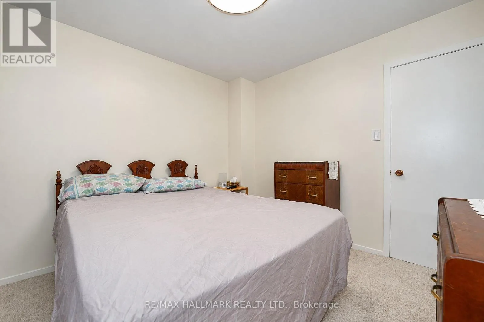 21 QUEENSCOURT DRIVE