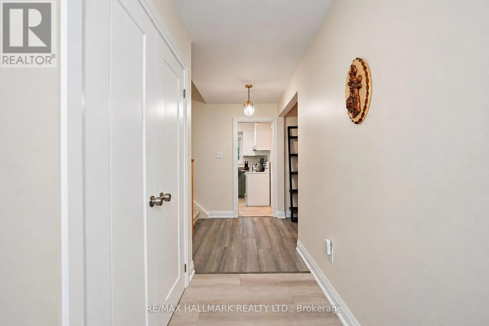 21 QUEENSCOURT DRIVE