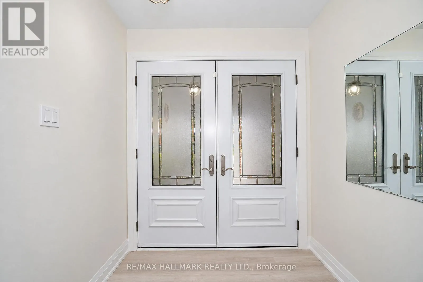 21 QUEENSCOURT DRIVE