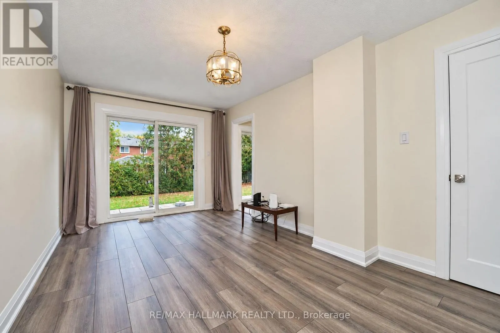 21 QUEENSCOURT DRIVE