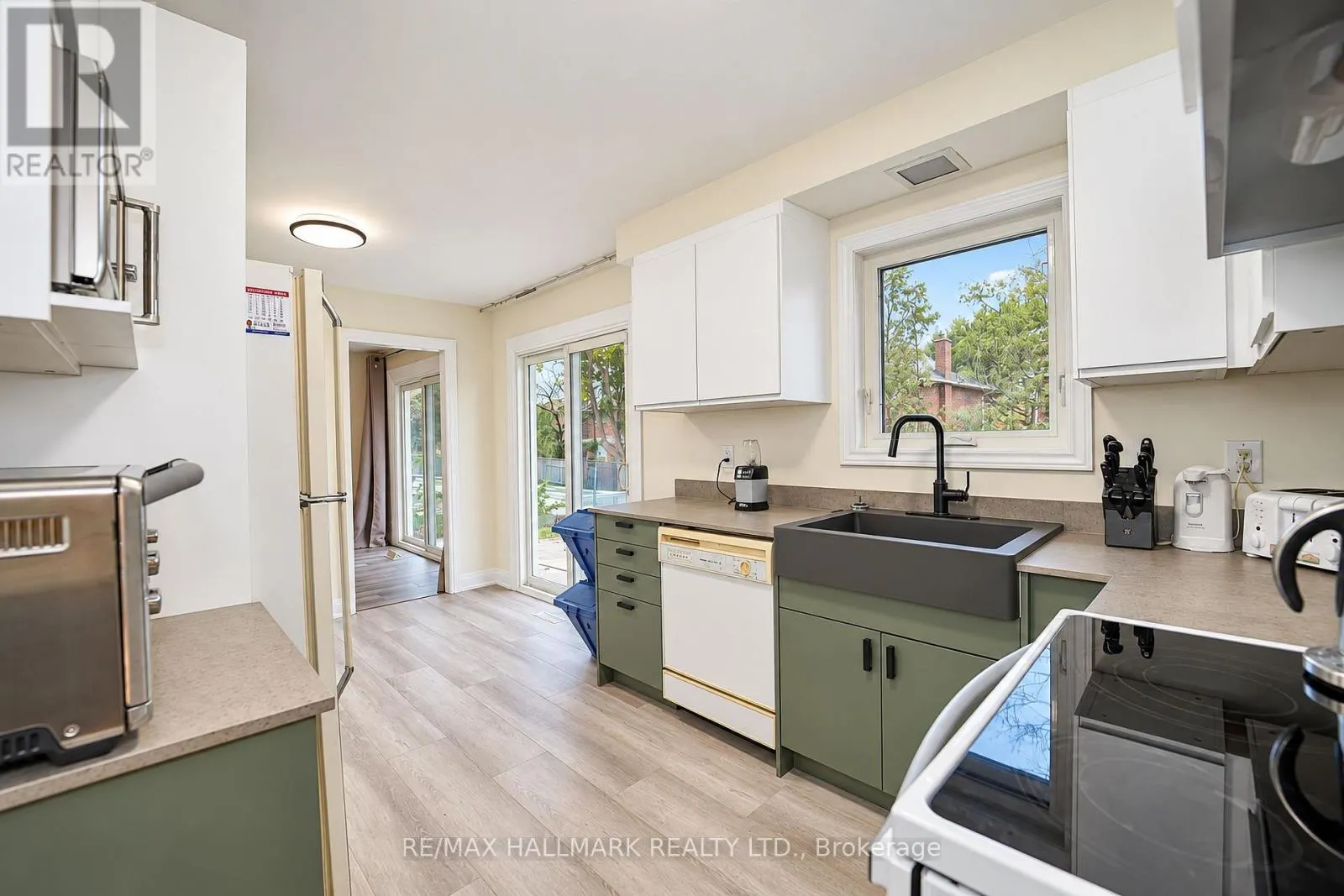 21 QUEENSCOURT DRIVE