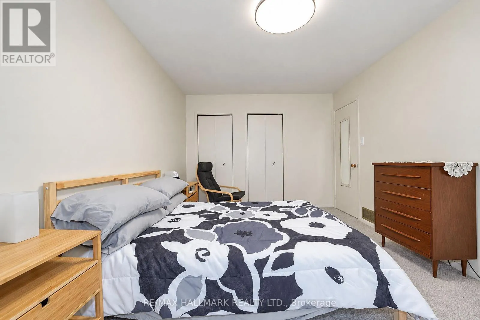 21 QUEENSCOURT DRIVE