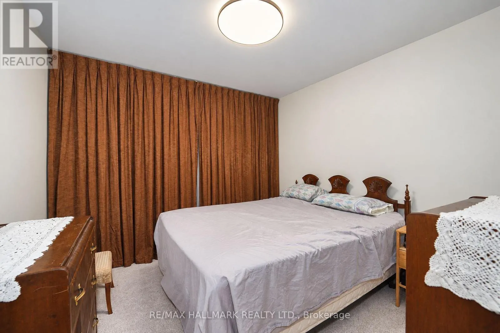 21 QUEENSCOURT DRIVE
