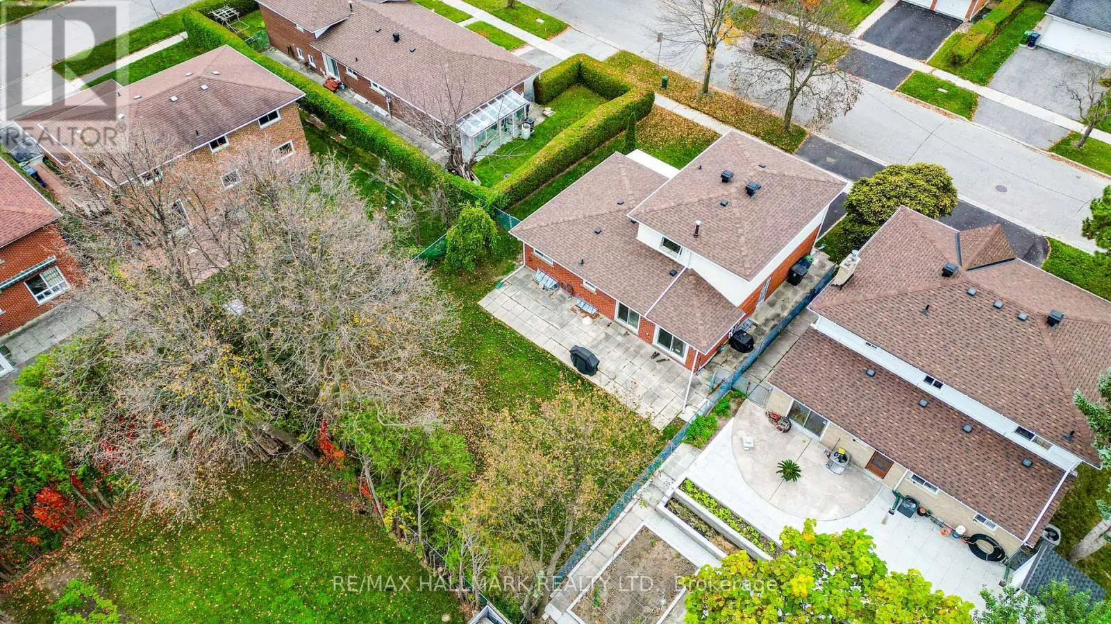 21 QUEENSCOURT DRIVE