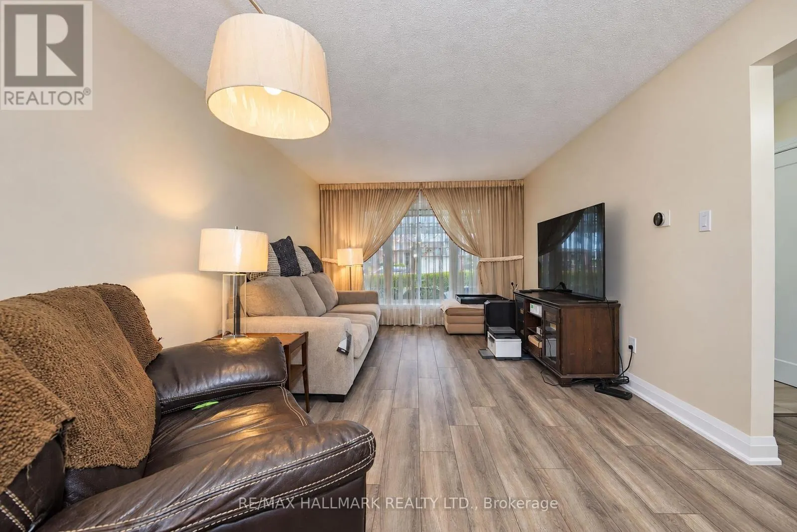 21 QUEENSCOURT DRIVE