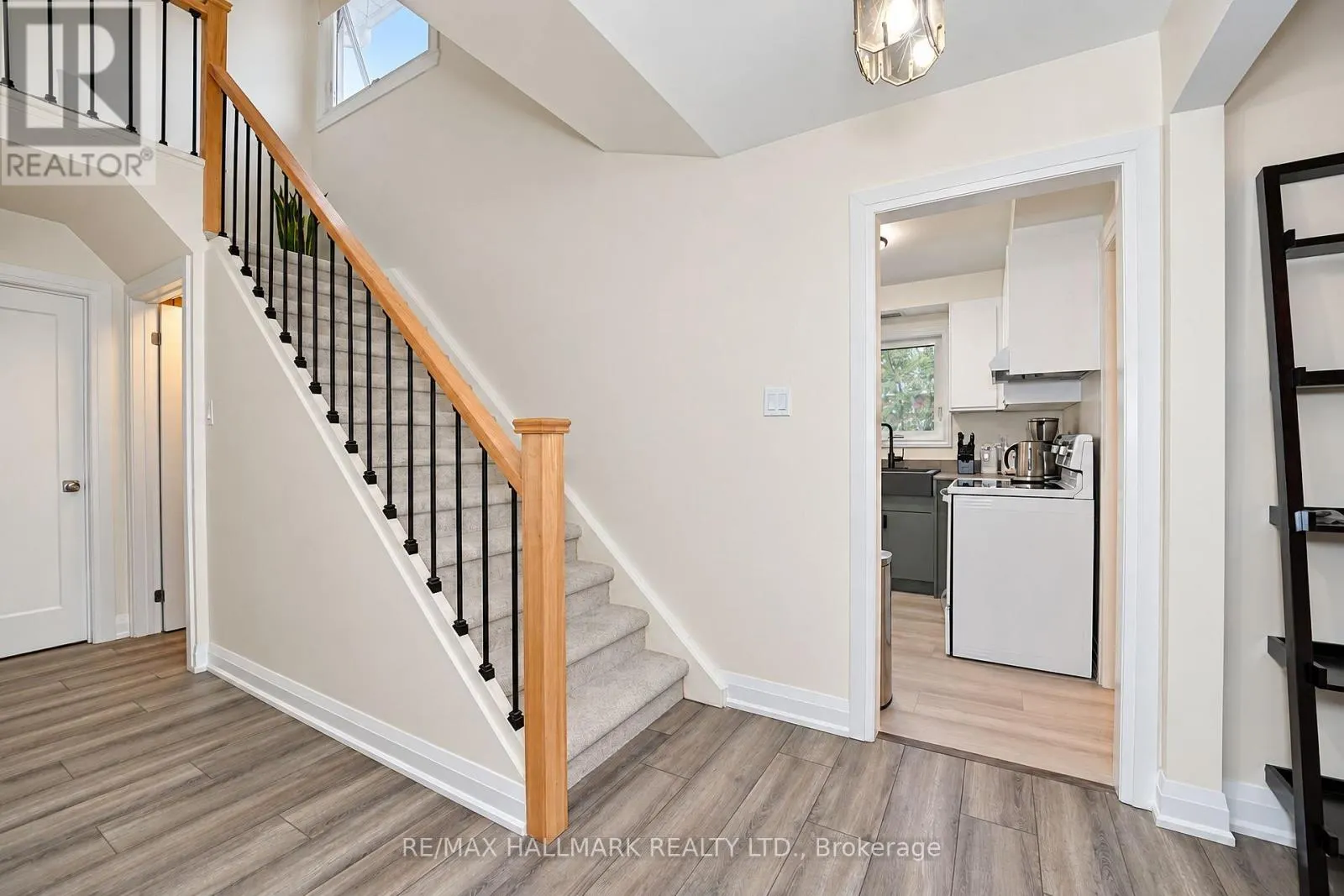 21 QUEENSCOURT DRIVE