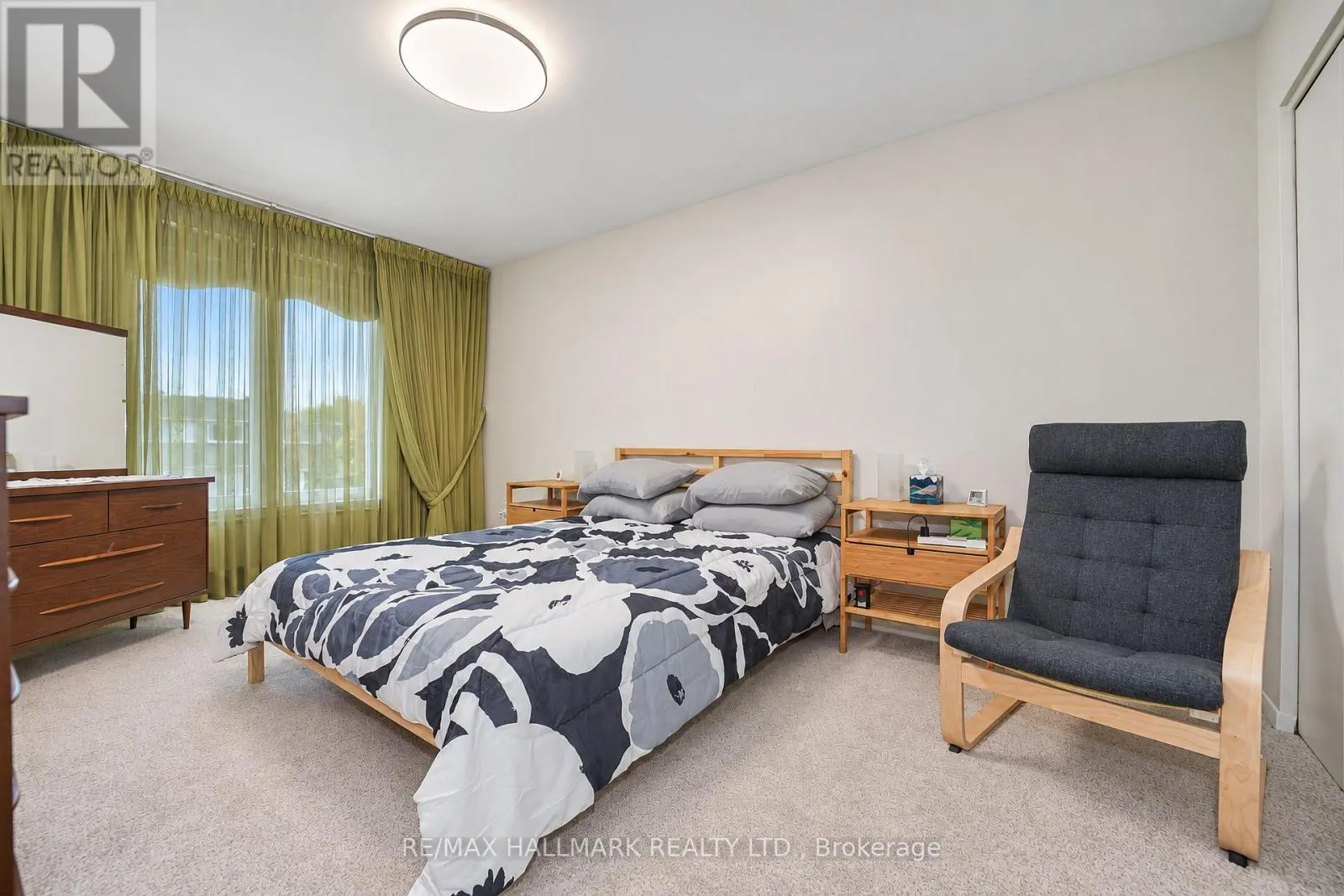 21 QUEENSCOURT DRIVE