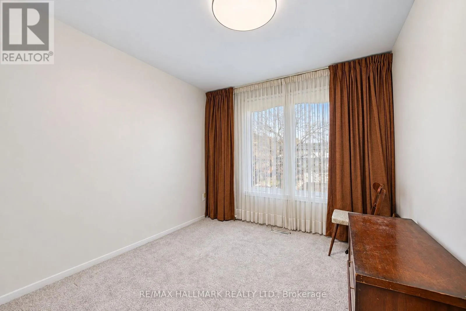21 QUEENSCOURT DRIVE