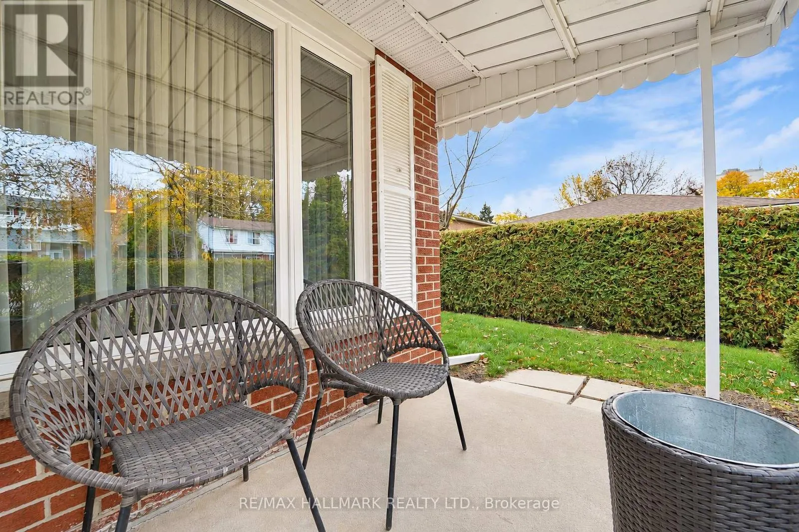 21 QUEENSCOURT DRIVE
