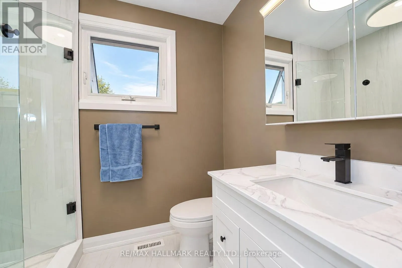 21 QUEENSCOURT DRIVE