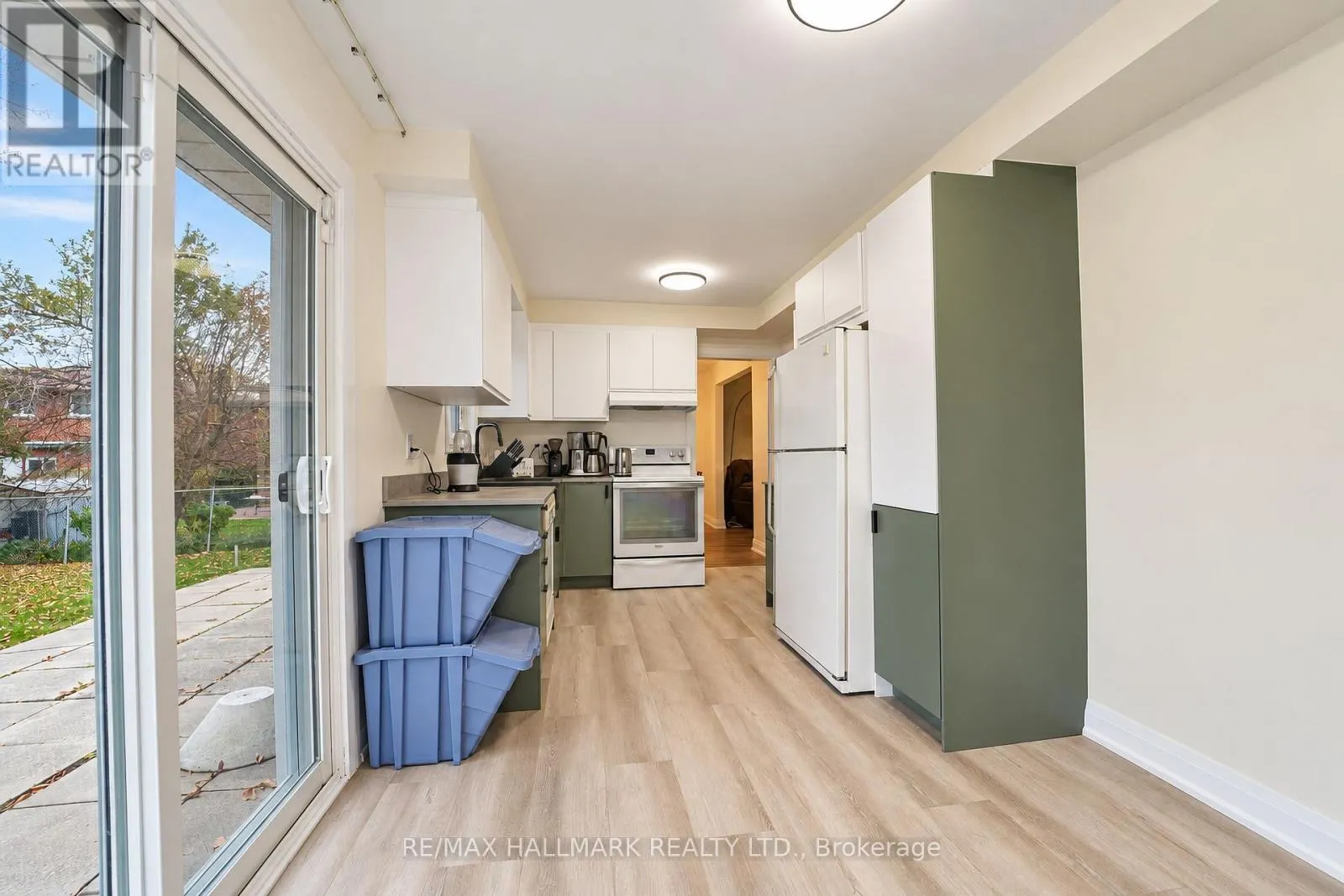 21 QUEENSCOURT DRIVE