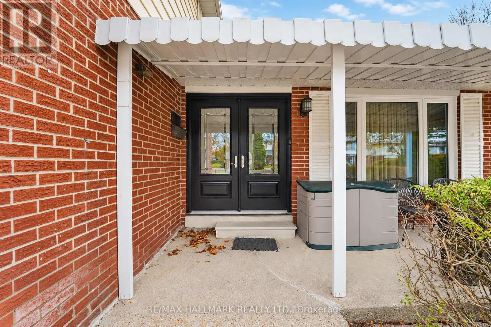 21 QUEENSCOURT DRIVE