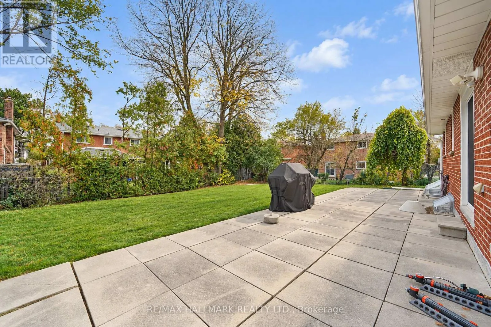 21 QUEENSCOURT DRIVE