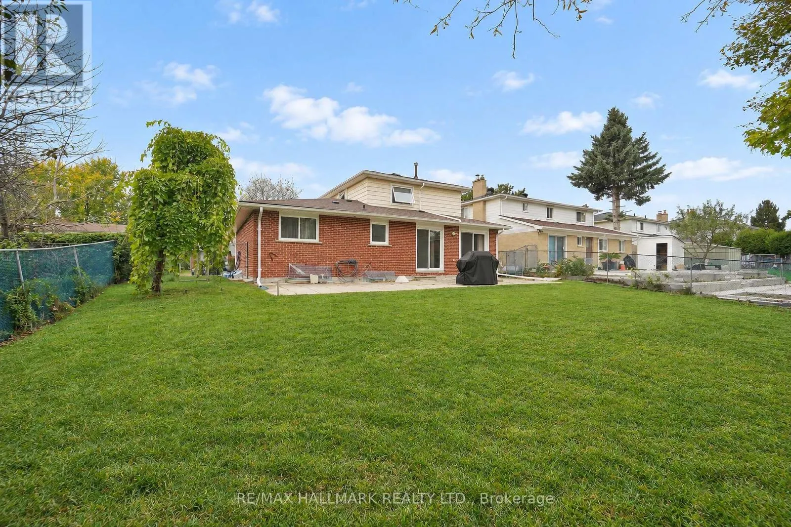 21 QUEENSCOURT DRIVE