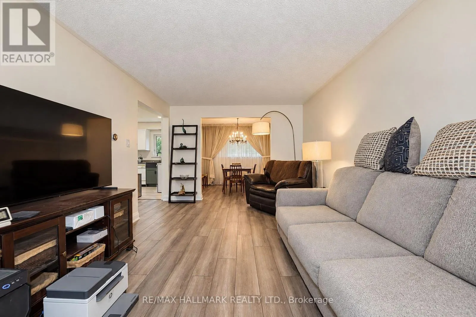 21 QUEENSCOURT DRIVE