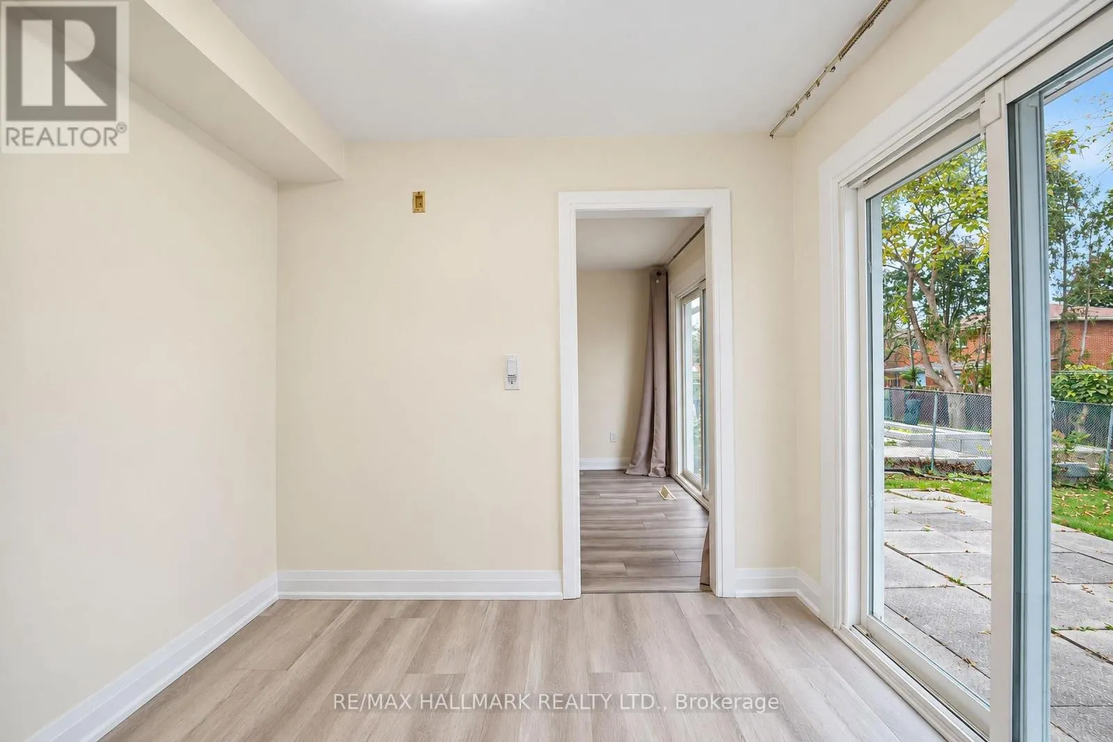 21 QUEENSCOURT DRIVE