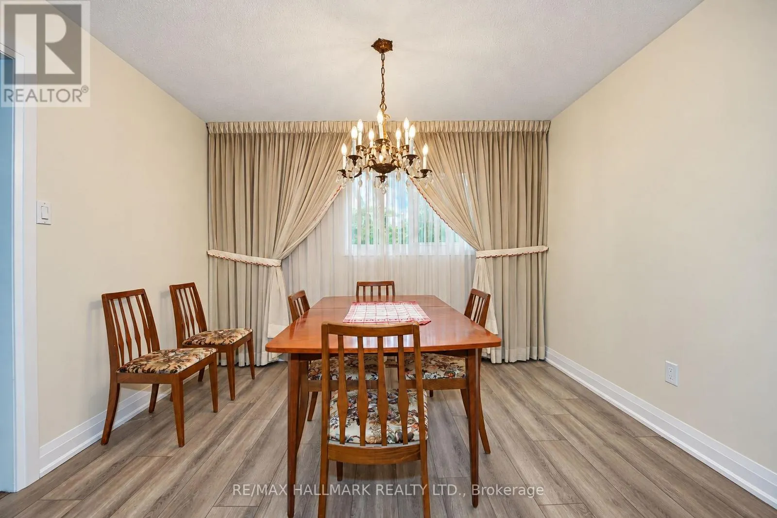 21 QUEENSCOURT DRIVE