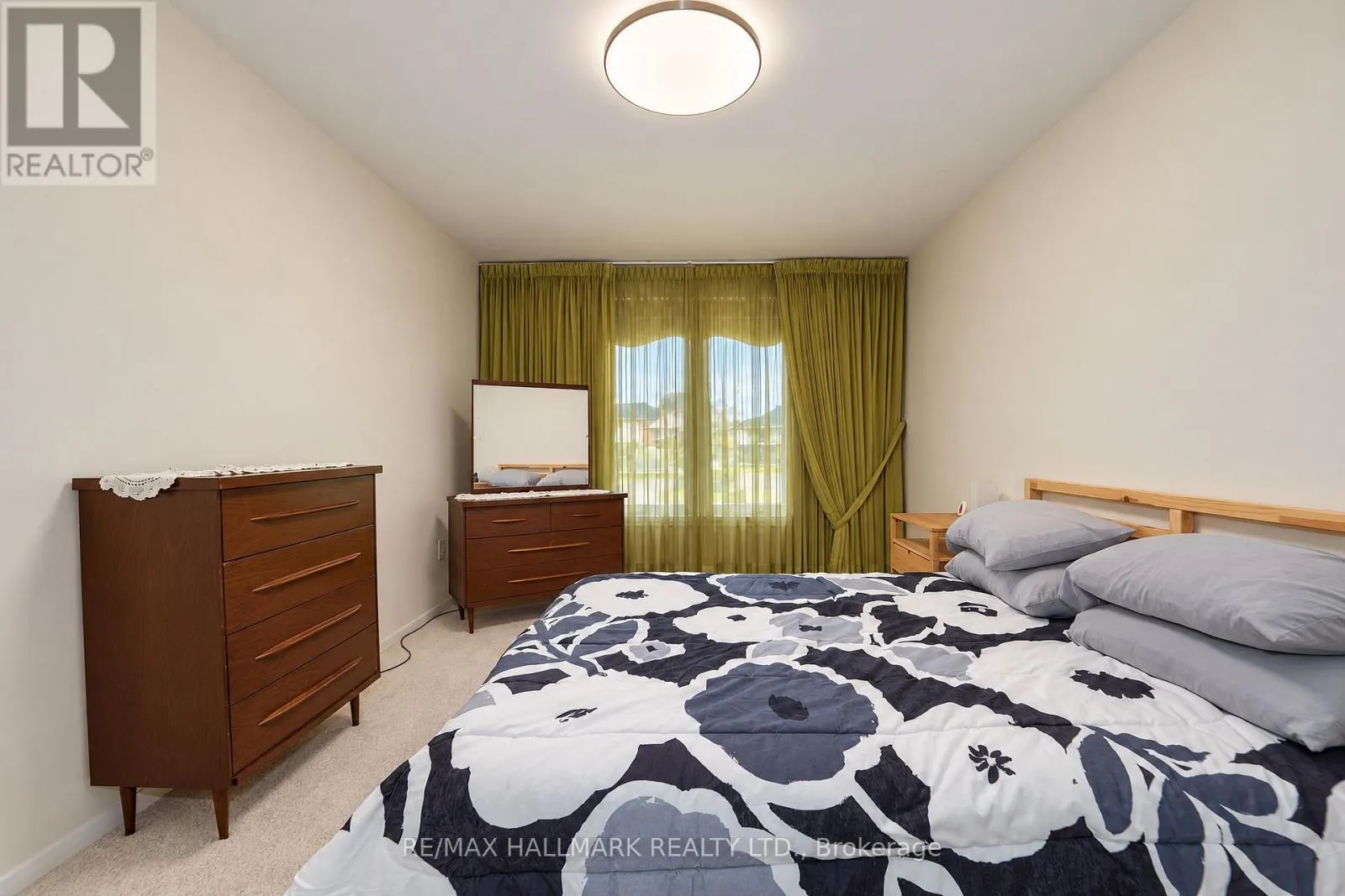 21 QUEENSCOURT DRIVE