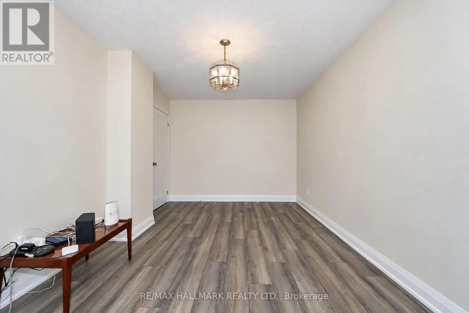 21 QUEENSCOURT DRIVE