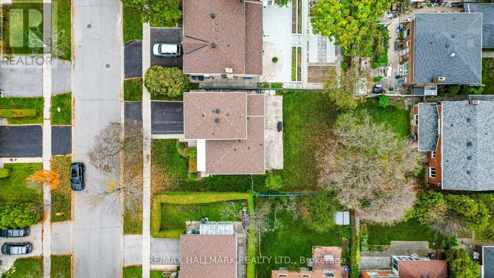 21 QUEENSCOURT DRIVE
