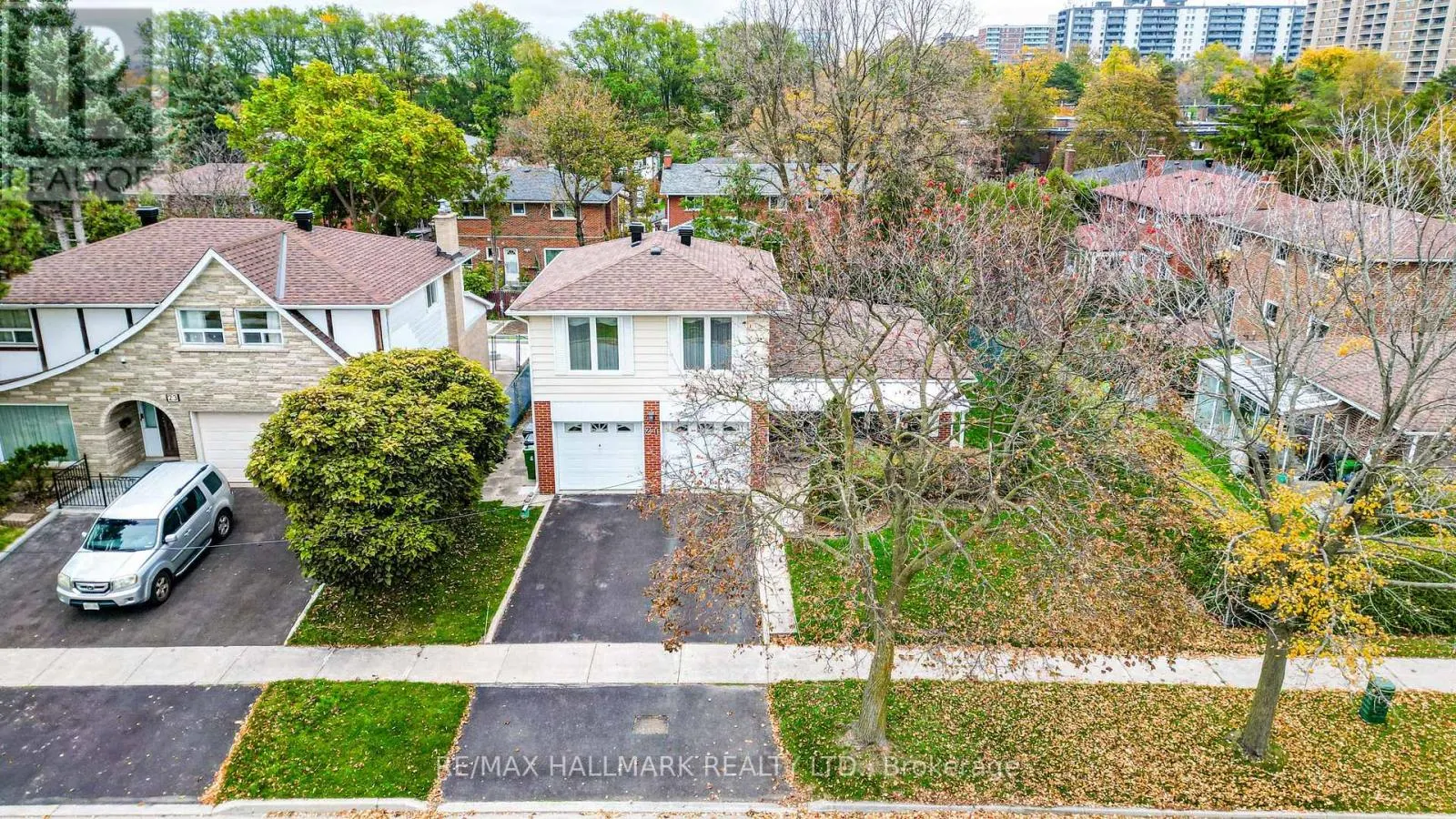 21 QUEENSCOURT DRIVE
