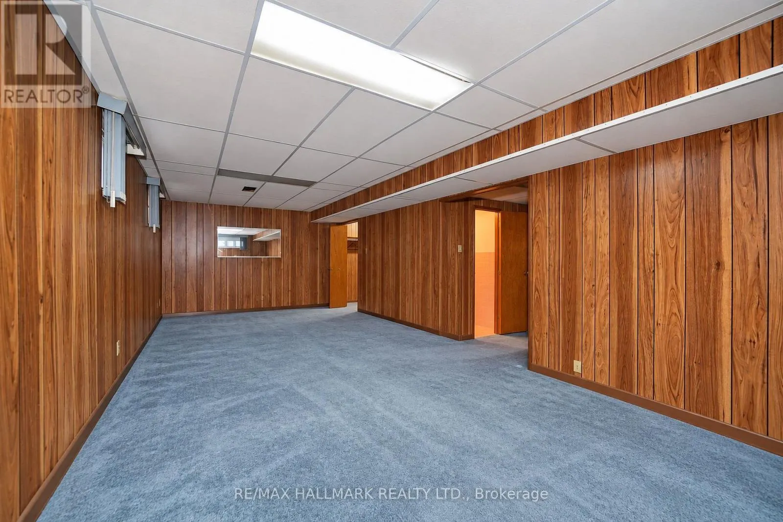 21 QUEENSCOURT DRIVE