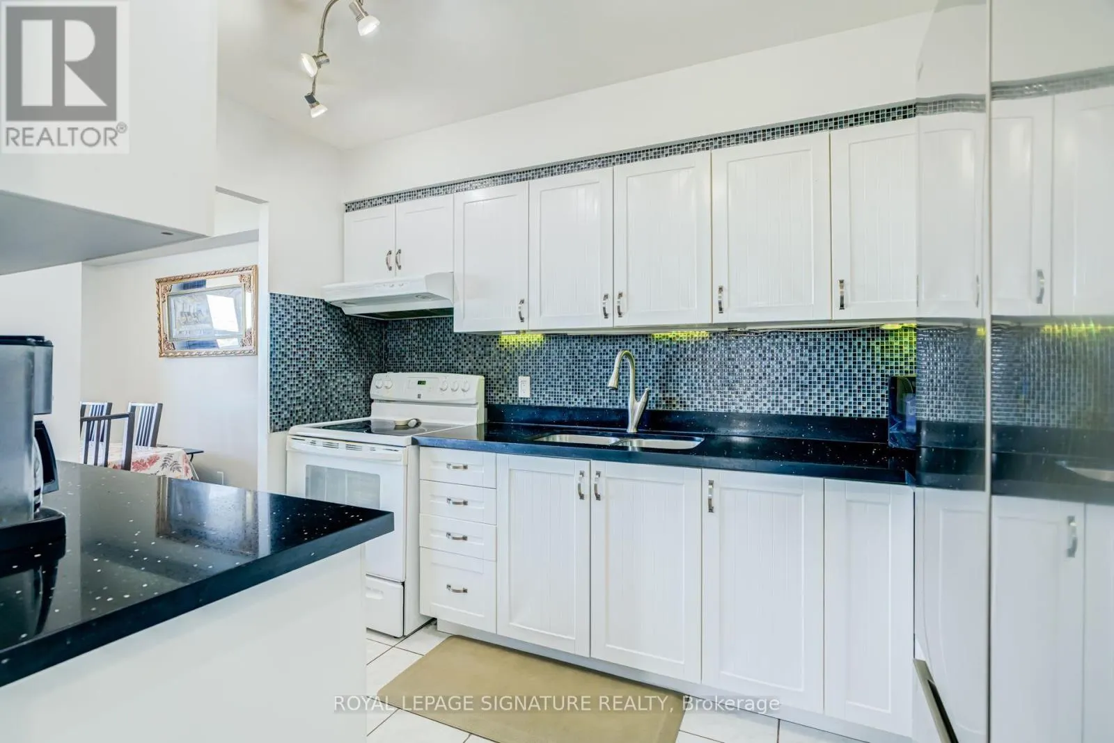 812 - 2550 PHARMACY AVENUE