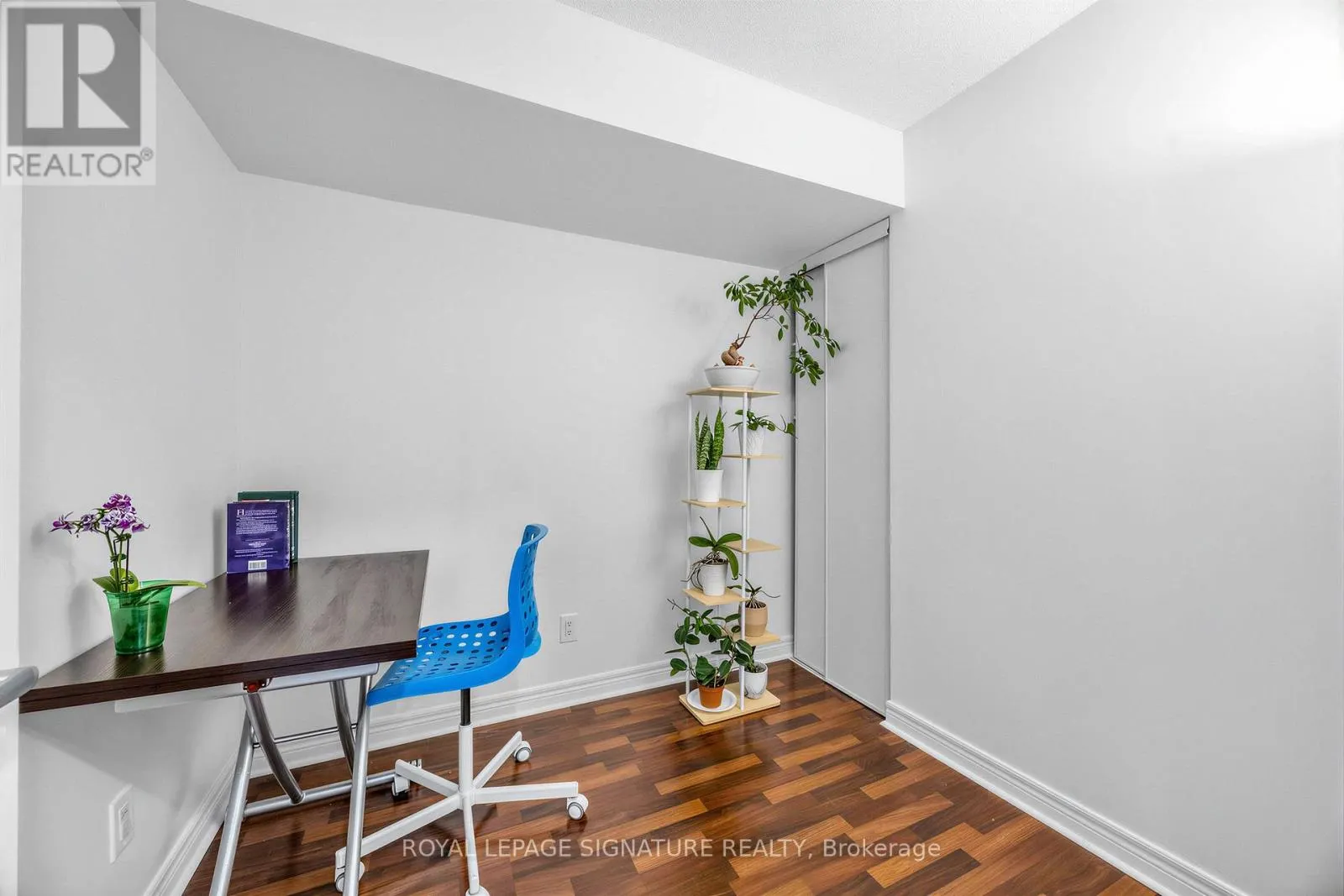 322 - 60 FAIRFAX CRESCENT