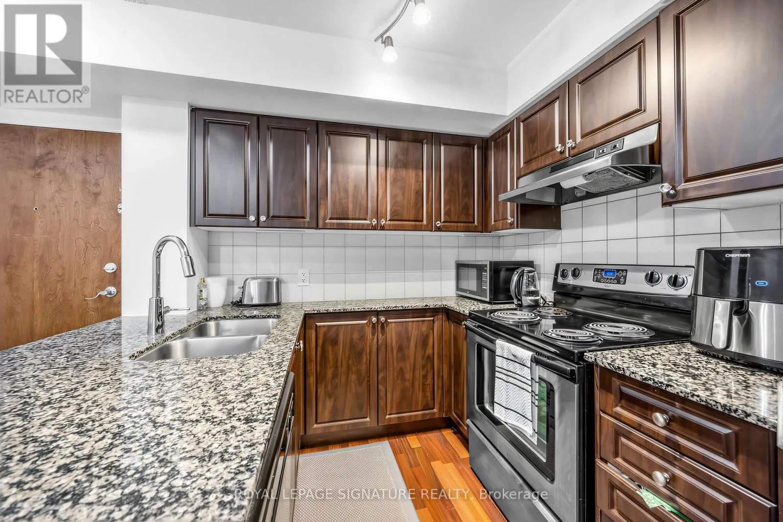 322 - 60 FAIRFAX CRESCENT