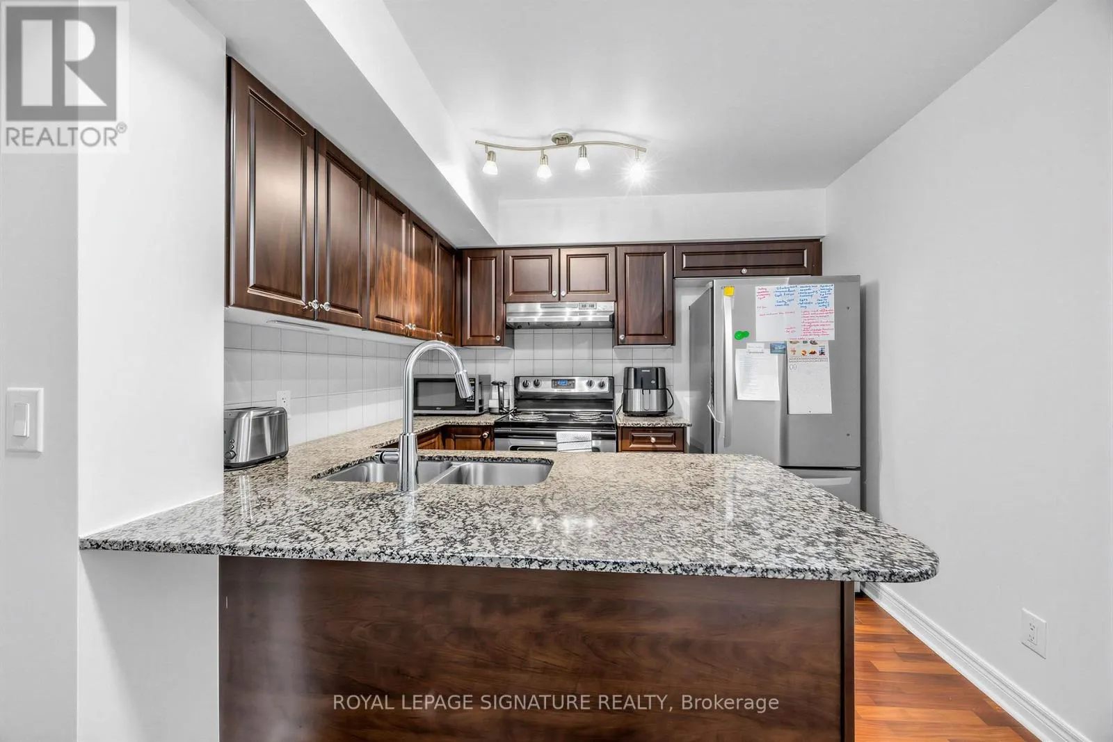 322 - 60 FAIRFAX CRESCENT