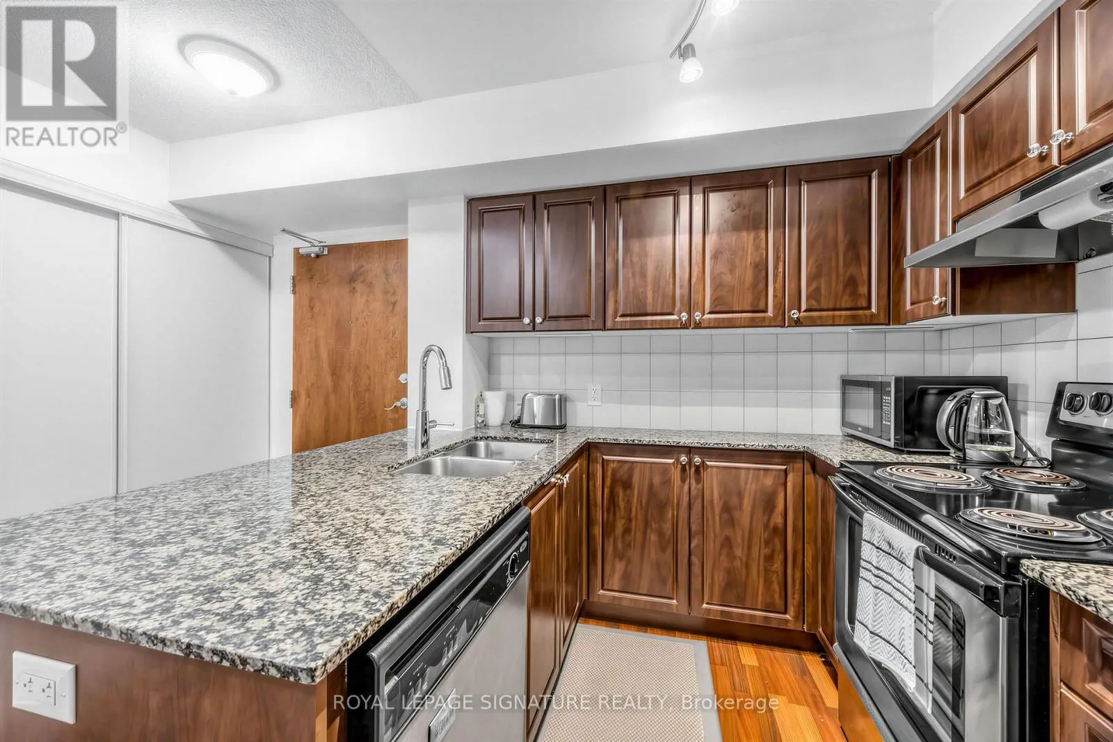 322 - 60 FAIRFAX CRESCENT