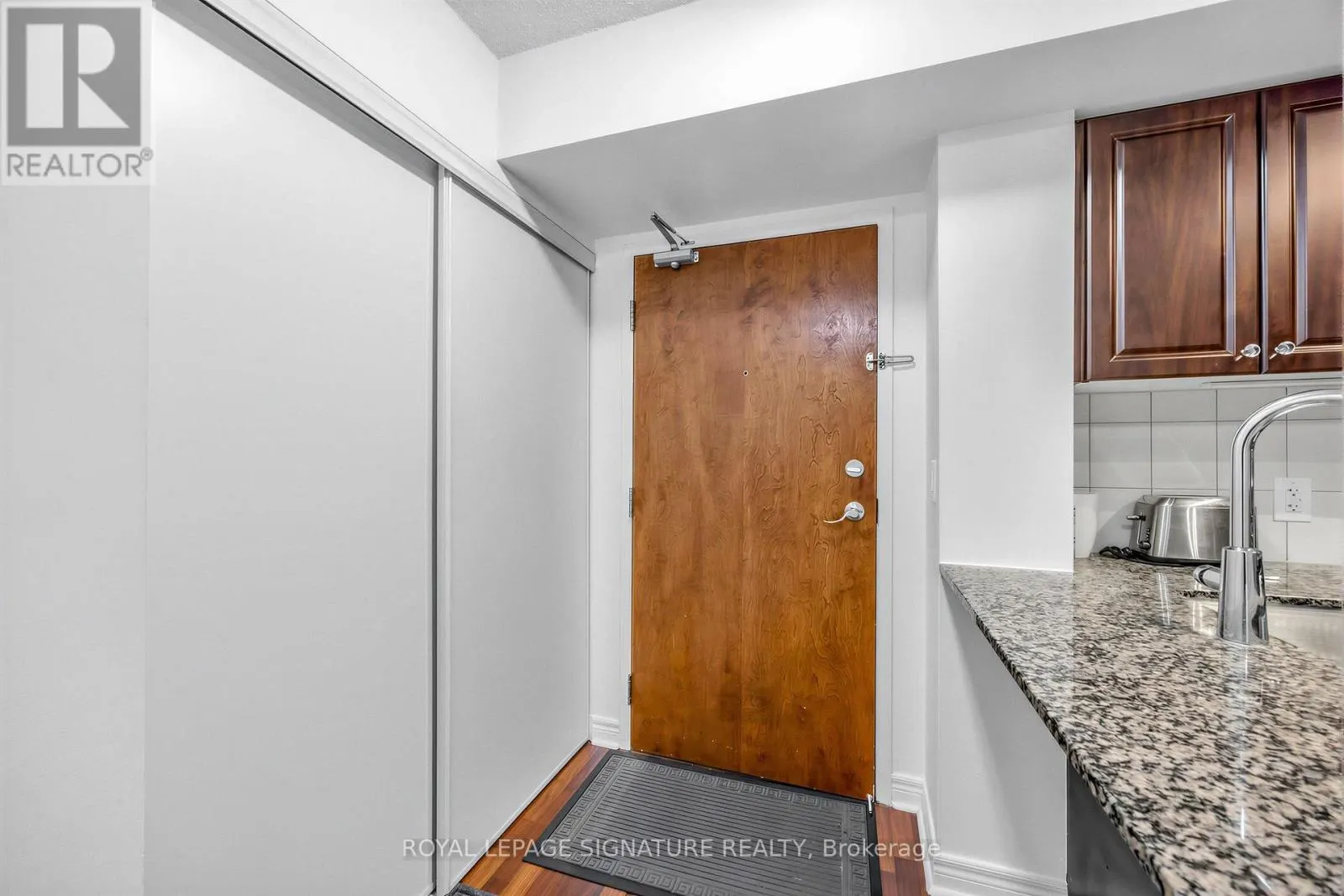 322 - 60 FAIRFAX CRESCENT
