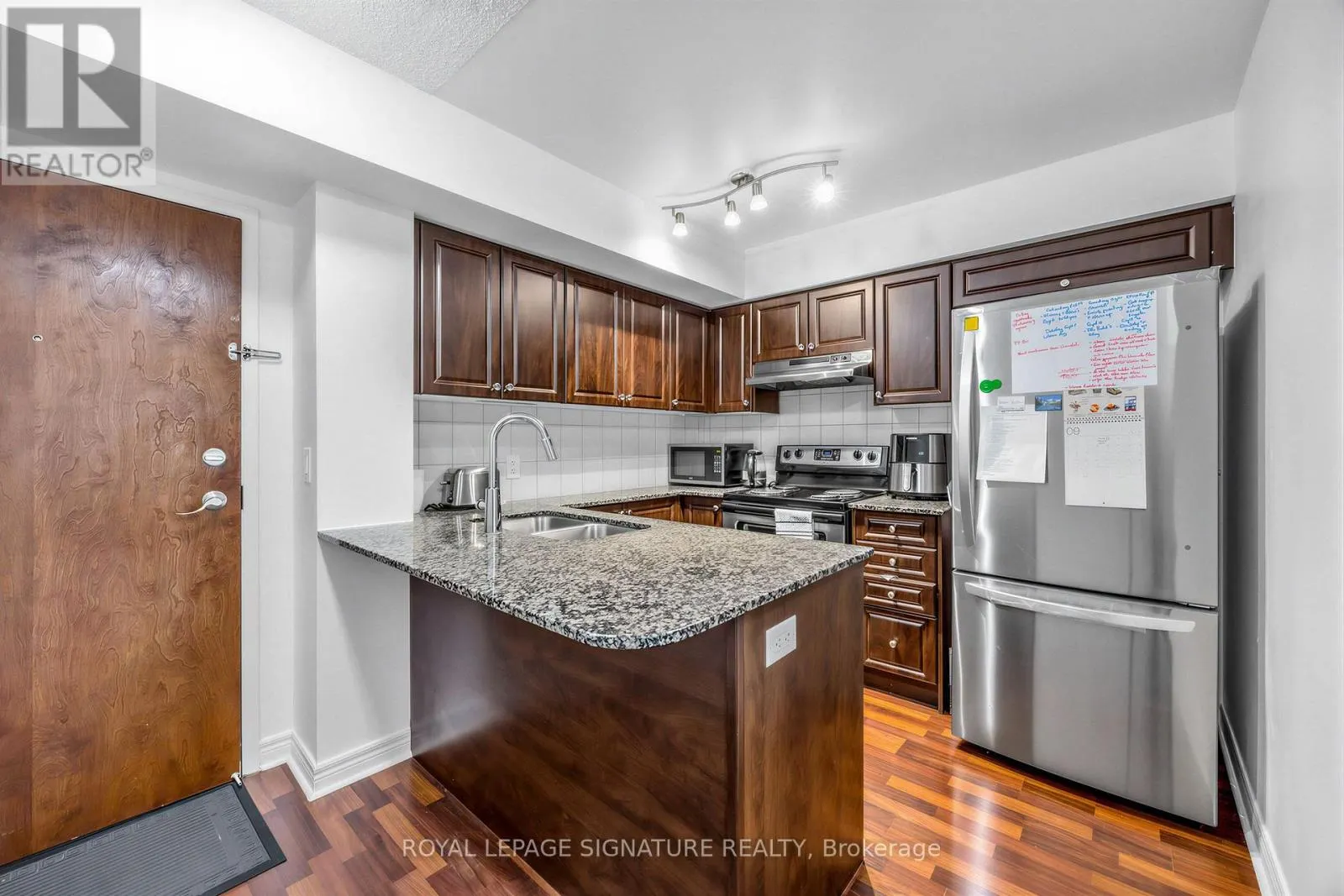 322 - 60 FAIRFAX CRESCENT
