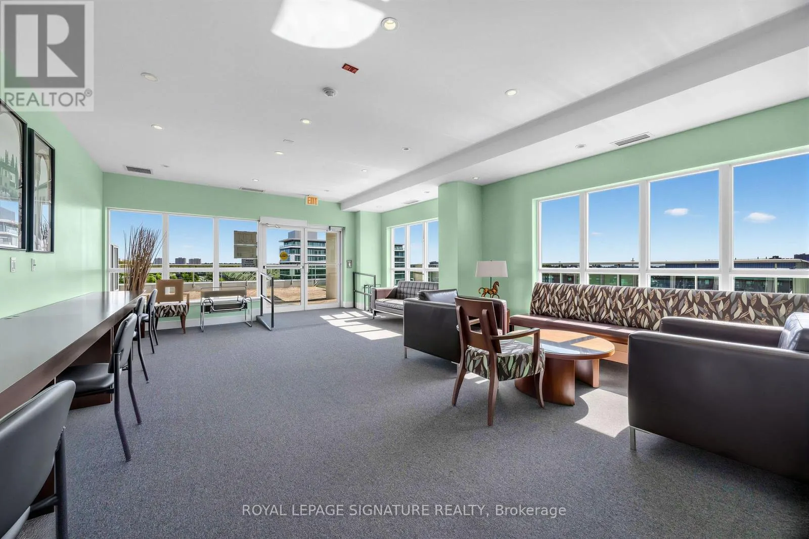 322 - 60 FAIRFAX CRESCENT